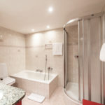 10 Chalet Schipfa Zermatt Lower Floor Bathroom with Bath