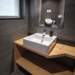 012-Zermatt-Kern-Peak-2-Bedroom-Apartment-Bedroom-Toilet